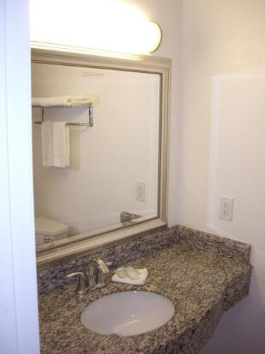 All Seasons Lodge South San Francisco Room photo